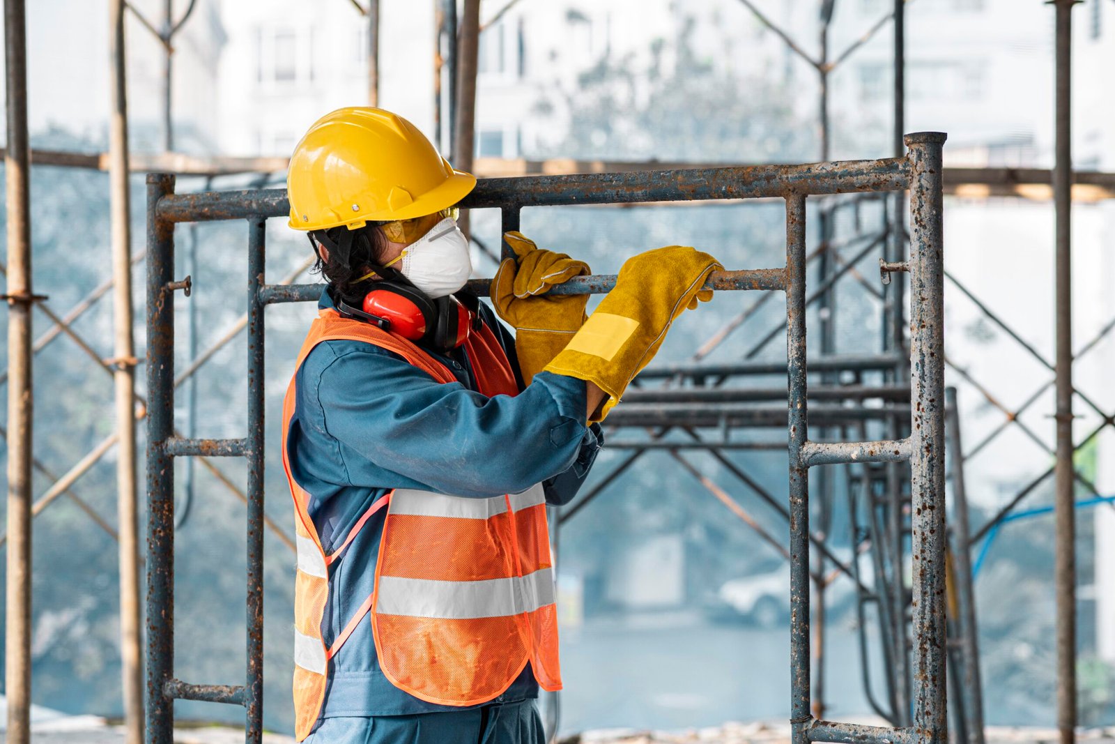 portrait-man-with-safety-equipment-side-view-carrying-ladder